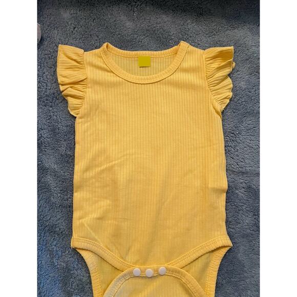 Baby Girl Floral Romper Short Sleeve Bodysuit Ruffled Bottom Size 6-9 Months B3 - Picture 2 of 5